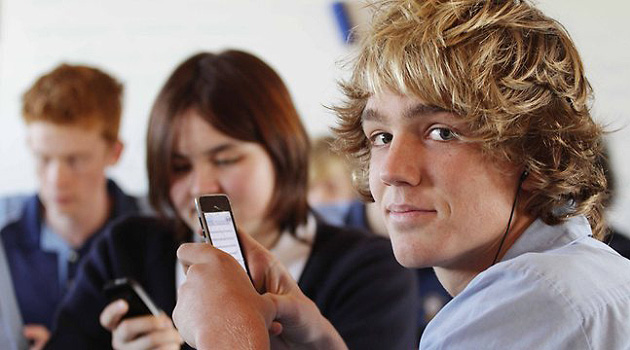 student-smartphones-students